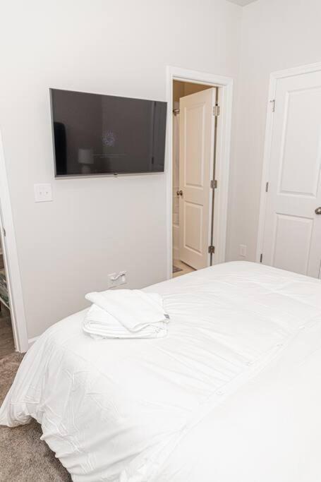 New Spacious 3 Bedroom Suite Garage Parking Free Wi-Fi Office Space And Patio View Дулут Екстер'єр фото